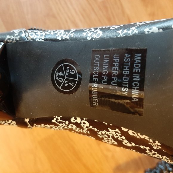 Skull & Cross Bones deisgn fashion boot - Picture 10 of 12